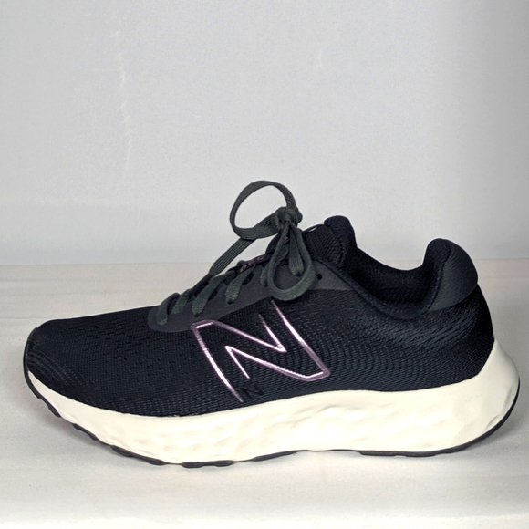 NEW New Balance Womens 520 V8 Running Shoe Sz 7.5 black - Picture 1 of 4